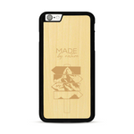 Coque de protection en bois véritable fabriquée en France pour  sur le thème de la nature et des arbres avec une gravure représentant une pomme de pin et la phrase "made by nature"