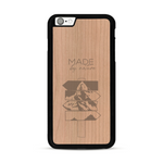 Coque de protection en bois véritable fabriquée en France pour  sur le thème de la nature et des arbres avec une gravure représentant une pomme de pin et la phrase "made by nature"
