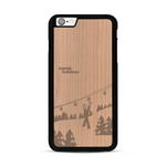 Coque de protection en bois véritable fabriquée en France pour  sur le thème de la montagne, du ski et de la neige avec un motif représentant une paire de ski plantée dans la neige avec en fond des montagnes enneigées