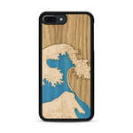 Coque de protection en bois véritable fabriquée en France pour  alliant plusieurs essences de bois pour représenter la célèbre grande vague de Kanagawa