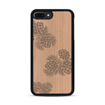 Coque de protection en bois véritable fabriquée en France pour  sur le thème de la nature des arbres avec un motif de gravure représentant des épines de sapin et des pommes de pin