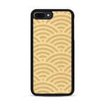 Coque de protection en bois véritable fabriquée en France pour  baptisée "La Sinjak" avec un motif de gravure abstrait représentant la répétition d'un symbole wifi