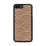Coque de protection en bois véritable fabriquée en France pour  baptisée "La Sinjak" avec un motif de gravure abstrait représentant la répétition d'un symbole wifi