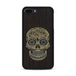 Coque de protection en bois véritable fabriquée en France pour  alliant du chêne fumé avec du métal argenté et doré représentant une tête de mort mexicaine sur le thème Dia de los Muertos