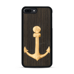 Coque de protection en bois véritable fabriquée en France pour  sur le thème nautique avec un bois clair et un bois foncé représentant une ancre de bateau