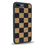 Coque de protection en bois véritable fabriquée en France pour iPhone 7 / 8 alliant plusieurs essences de bois pour représenter un damier