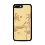 Coque de protection en bois véritable fabriquée en France pour  sur le thème des voyages en vans, vanlife et chill avec une gravure représentant un van vw combi devant le soleil couchant sur une plage avec des vagues