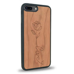 Coque de protection en bois véritable fabriquée en France pour iPhone 7 Plus / 8 Plus sur le thème de la fête des mères avec un motif représentant une fleur dont la tige forme le mot "love"