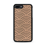 Coque de protection en bois véritable fabriquée en France pour  baptisée "La Sinjak" avec un motif de gravure abstrait représentant la répétition d'un symbole wifi