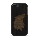 Coque de protection en bois véritable fabriquée en France pour  alliant du chêne fumé et du noyer représentant une tête de loup géométrique de profil sur le thème des animaux et de la nature