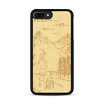 Coque de protection en bois véritable fabriquée en France pour  sur le thème de la randonnée en montagne et de l'aventure avec une gravure représentant une femme de dos face à un paysage de nature