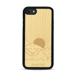 Coque de protection en bois véritable fabriquée en France pour  représentant des montagnes, sur le thème de la randonnée en pleine nature et du trail