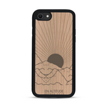 Coque de protection en bois véritable fabriquée en France pour  représentant des montagnes, sur le thème de la randonnée en pleine nature et du trail