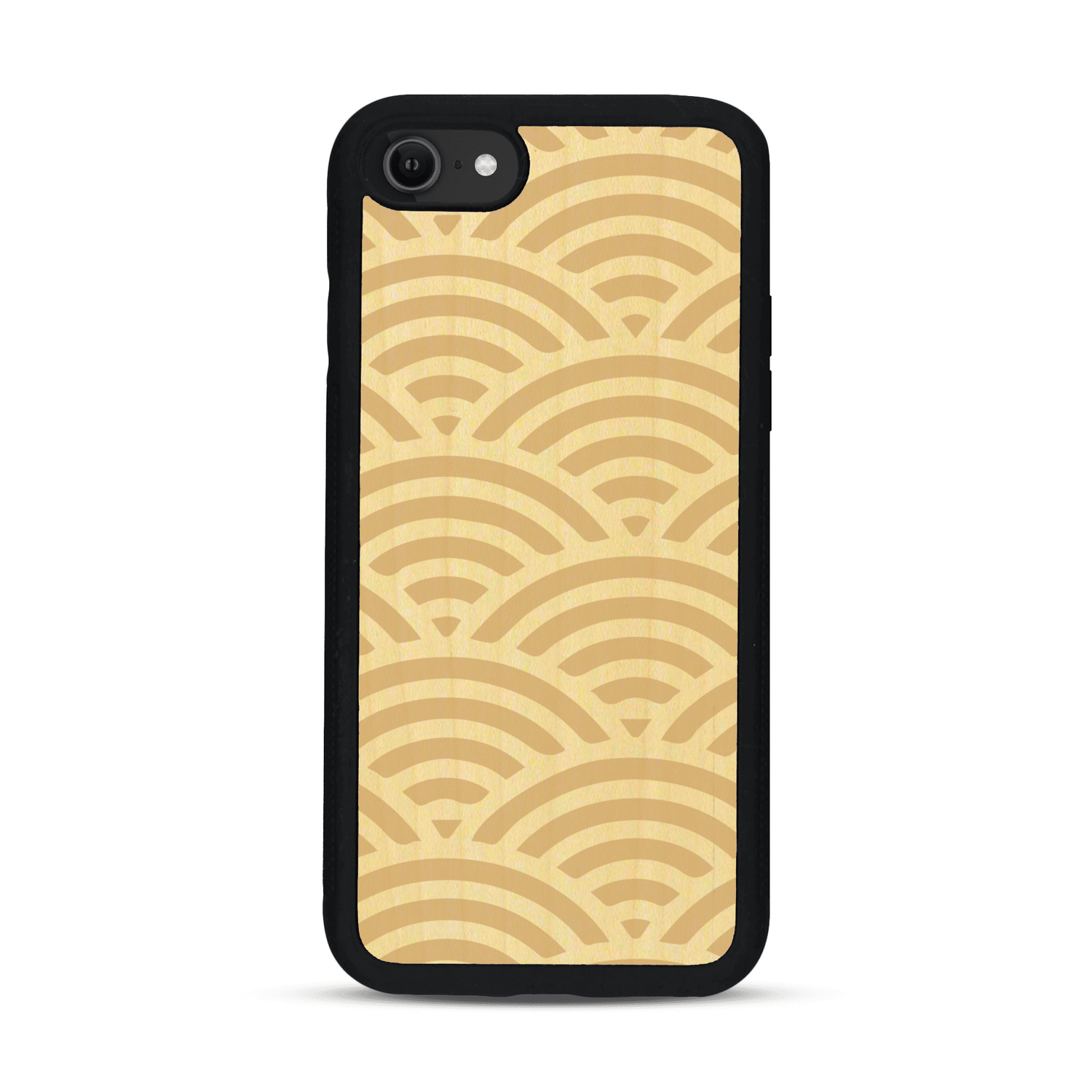 Coque de protection en bois véritable fabriquée en France pour  baptisée "La Sinjak" avec un motif de gravure abstrait représentant la répétition d'un symbole wifi