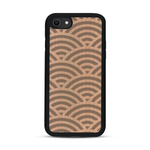 Coque de protection en bois véritable fabriquée en France pour  baptisée "La Sinjak" avec un motif de gravure abstrait représentant la répétition d'un symbole wifi