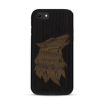 Coque de protection en bois véritable fabriquée en France pour  alliant du chêne fumé et du noyer représentant une tête de loup géométrique de profil sur le thème des animaux et de la nature