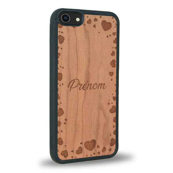 Coque de protection en bois véritable fabriquée en France pour iPhone SE 2020 sur le thème de la fête des mères avec un motif représentant des coeurs et des feuilles