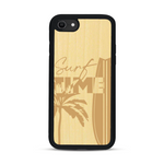 Coque de protection en bois véritable fabriquée en France pour  sur le thème chill avec un motif représentant une silouhette tenant une planche de surf sur une plage entouré de palmiers et les mots "Surf Time Long Beach Miami"
