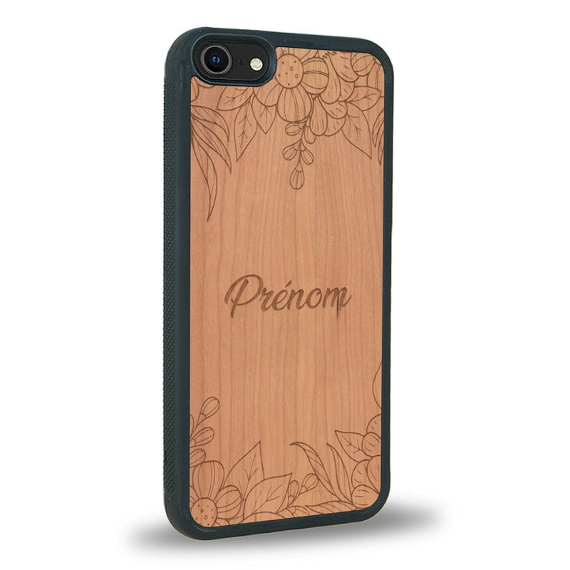 Coque de protection en bois véritable fabriquée en France pour iPhone SE 2022 sur le thème de la fête des mères avec un motif représentant des fleurs et des feuilles