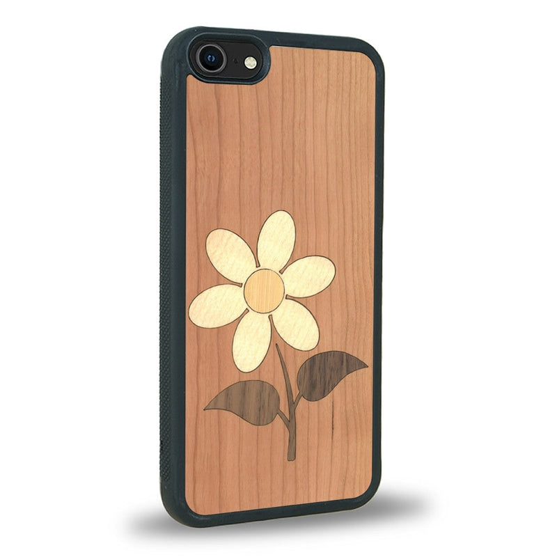 Coque de protection en bois véritable fabriquée en France pour iPhone SE 2022 alliant plusieurs essences de bois pour représenter une marguerite