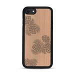 Coque de protection en bois véritable fabriquée en France pour  sur le thème de la nature des arbres avec un motif de gravure représentant des épines de sapin et des pommes de pin