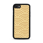 Coque de protection en bois véritable fabriquée en France pour  baptisée "La Sinjak" avec un motif de gravure abstrait représentant la répétition d'un symbole wifi