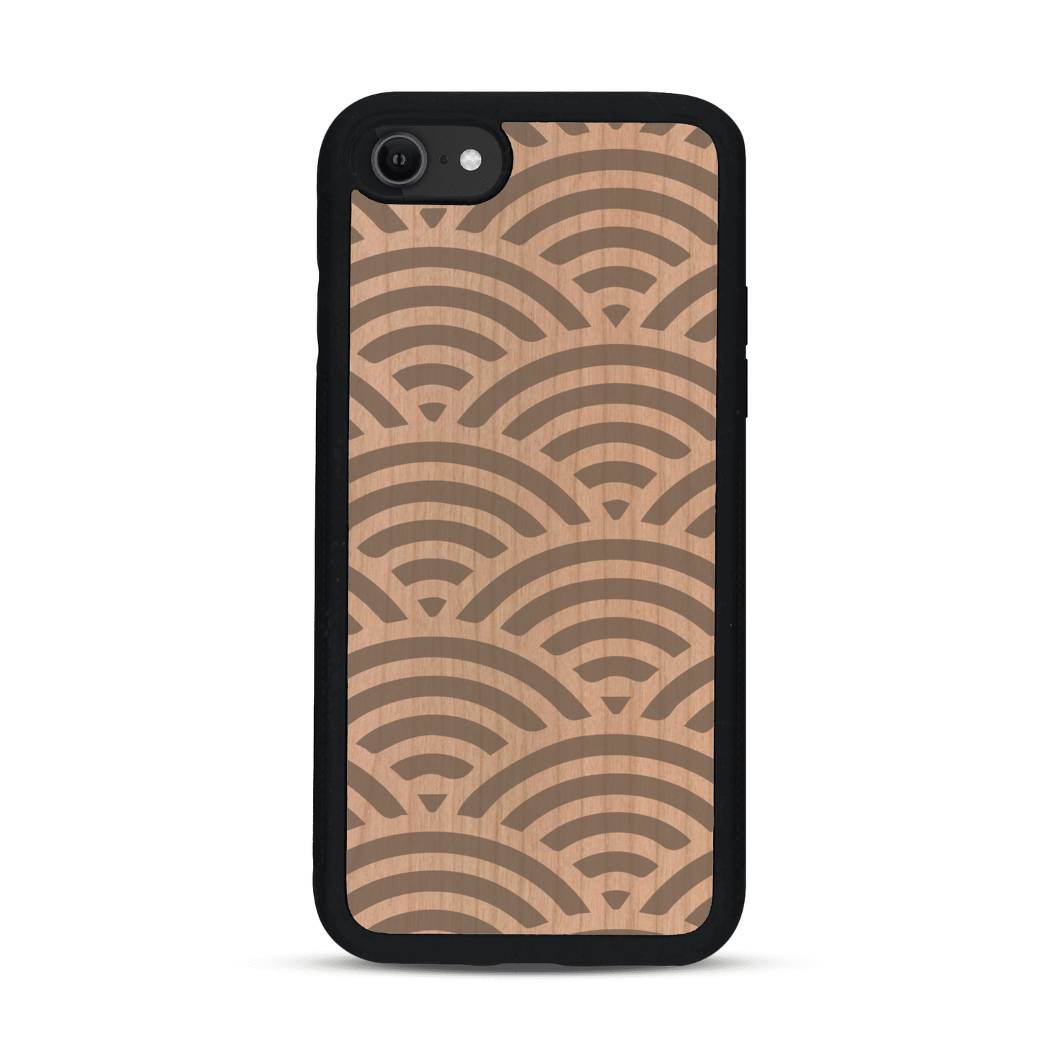 Coque de protection en bois véritable fabriquée en France pour  baptisée "La Sinjak" avec un motif de gravure abstrait représentant la répétition d'un symbole wifi