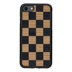 Coque de protection en bois véritable fabriquée en France pour iPhone SE 2022 alliant plusieurs essences de bois pour représenter un damier