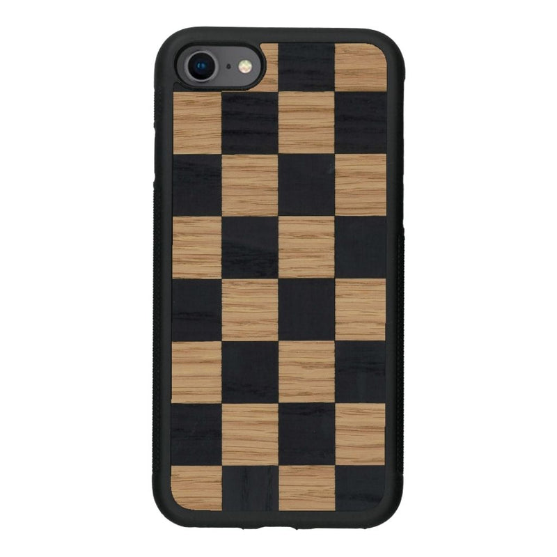 Coque de protection en bois véritable fabriquée en France pour iPhone SE 2022 alliant plusieurs essences de bois pour représenter un damier