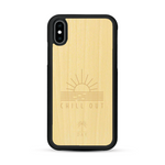 Coque de protection en bois véritable fabriquée en France pour  sur le thème chill avec un motif représentant un couché de soleil sur l'océan et la phrase "Chill out"