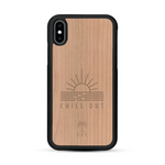Coque de protection en bois véritable fabriquée en France pour  sur le thème chill avec un motif représentant un couché de soleil sur l'océan et la phrase "Chill out"