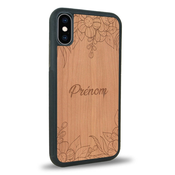 Coque de protection en bois véritable fabriquée en France pour iPhone X sur le thème de la fête des mères avec un motif représentant des fleurs et des feuilles