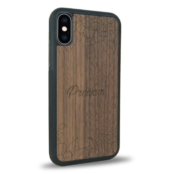 Coque de protection en bois véritable fabriquée en France pour iPhone X sur le thème de la fête des mères avec un motif représentant des fleurs et des feuilles