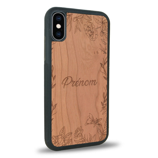Coque de protection en bois véritable fabriquée en France pour iPhone X sur le thème de la fête des mères avec un motif représentant des fleurs et des feuilles