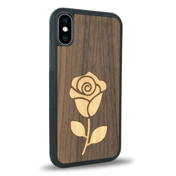 Coque de protection en bois véritable fabriquée en France pour iPhone X alliant plusieurs essences de bois pour représenter une rose