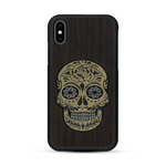 Coque de protection en bois véritable fabriquée en France pour  alliant du chêne fumé avec du métal argenté et doré représentant une tête de mort mexicaine sur le thème Dia de los Muertos