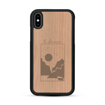 Coque de protection en bois véritable fabriquée en France pour  sur le thème du camping en pleine nature et du bivouac avec la phrase "Aventure is out there"