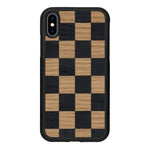 Coque de protection en bois véritable fabriquée en France pour iPhone X alliant plusieurs essences de bois pour représenter un damier