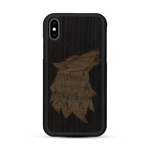 Coque de protection en bois véritable fabriquée en France pour  alliant du chêne fumé et du noyer représentant une tête de loup géométrique de profil sur le thème des animaux et de la nature