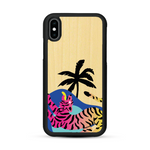 Coque de protection en bois véritable fabriquée en France pour iPhone X représentant un tigre coloré avec un design moderne et minimaliste sur le thème de la jungle et de la nature