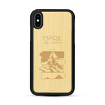 Coque de protection en bois véritable fabriquée en France pour  sur le thème de la nature et des arbres avec une gravure représentant une pomme de pin et la phrase "made by nature"