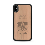 Coque de protection en bois véritable fabriquée en France pour  sur le thème de la nature et des arbres avec une gravure représentant une pomme de pin et la phrase "made by nature"