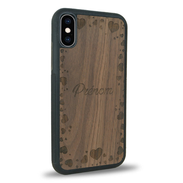 Coque de protection en bois véritable fabriquée en France pour iPhone X sur le thème de la fête des mères avec un motif représentant des coeurs et des feuilles