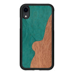 Coque de protection en bois véritable fabriquée en France pour iPhone XR alliant plusieurs essences de bois pour représenter une plage paradisiaque