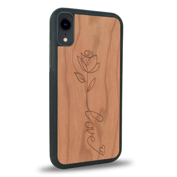 Coque de protection en bois véritable fabriquée en France pour iPhone XR sur le thème de la fête des mères avec un motif représentant une fleur dont la tige forme le mot "love"
