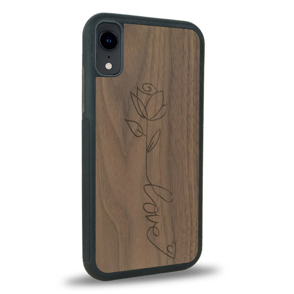 Coque de protection en bois véritable fabriquée en France pour iPhone XR sur le thème de la fête des mères avec un motif représentant une fleur dont la tige forme le mot "love"