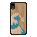 Coque de protection en bois véritable fabriquée en France pour iPhone XR alliant plusieurs essences de bois pour représenter la célèbre grande vague de Kanagawa