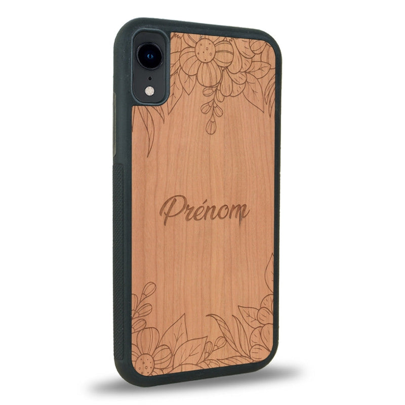 Coque de protection en bois véritable fabriquée en France pour iPhone XR sur le thème de la fête des mères avec un motif représentant des fleurs et des feuilles