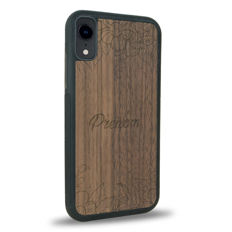 Coque de protection en bois véritable fabriquée en France pour iPhone XR sur le thème de la fête des mères avec un motif représentant des fleurs et des feuilles