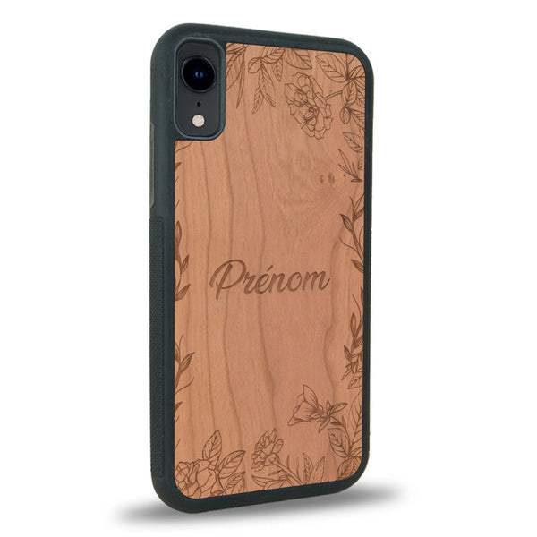 Coque de protection en bois véritable fabriquée en France pour iPhone XR sur le thème de la fête des mères avec un motif représentant des fleurs et des feuilles